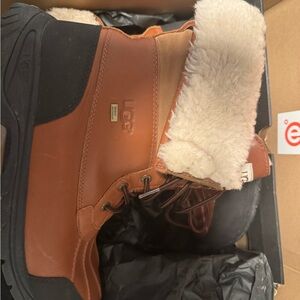 UGG Men’s Chestnut Brown Shearling-Lined Leather Boots
